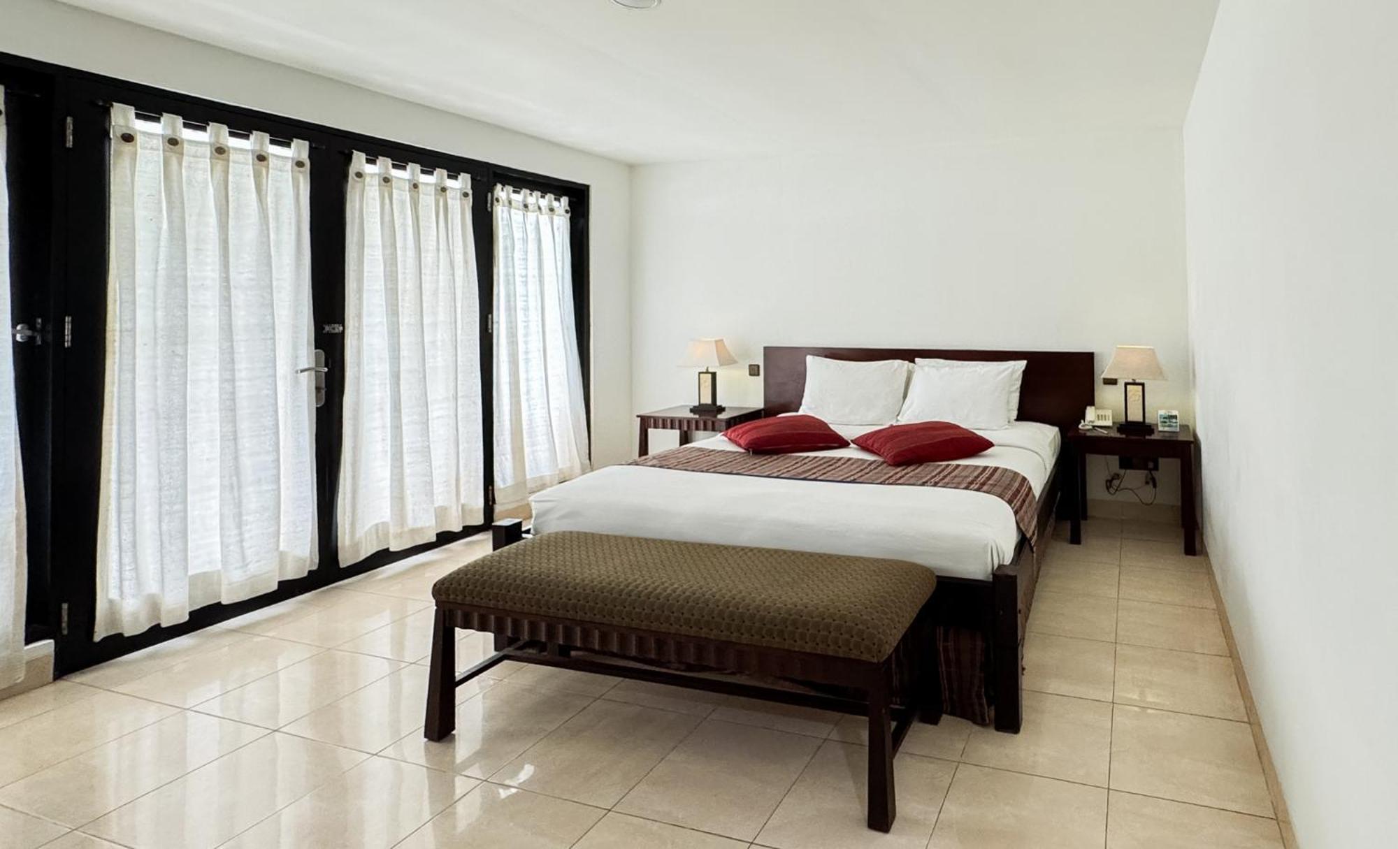Legong Keraton Beach Hotel Canggu Buitenkant foto